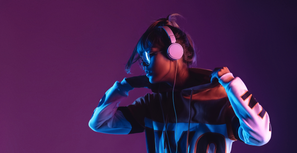 Shining Stars of Silicon: The Impact of Celebrity-Endorsed Luxury Tech Gadgets on Consumer Behavior